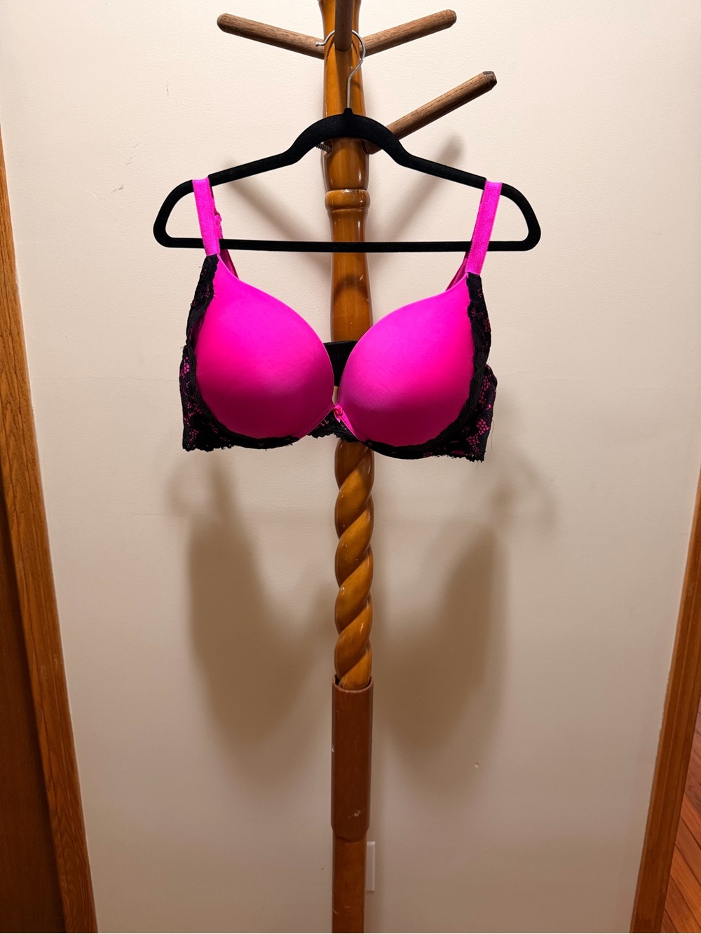 Torrid hot pink with black lace trim bra

Size 46D
